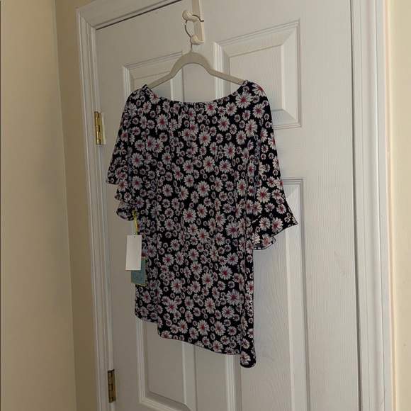 CeCe
Floral Keyhole Ruffle Top - Picture 2 of 3